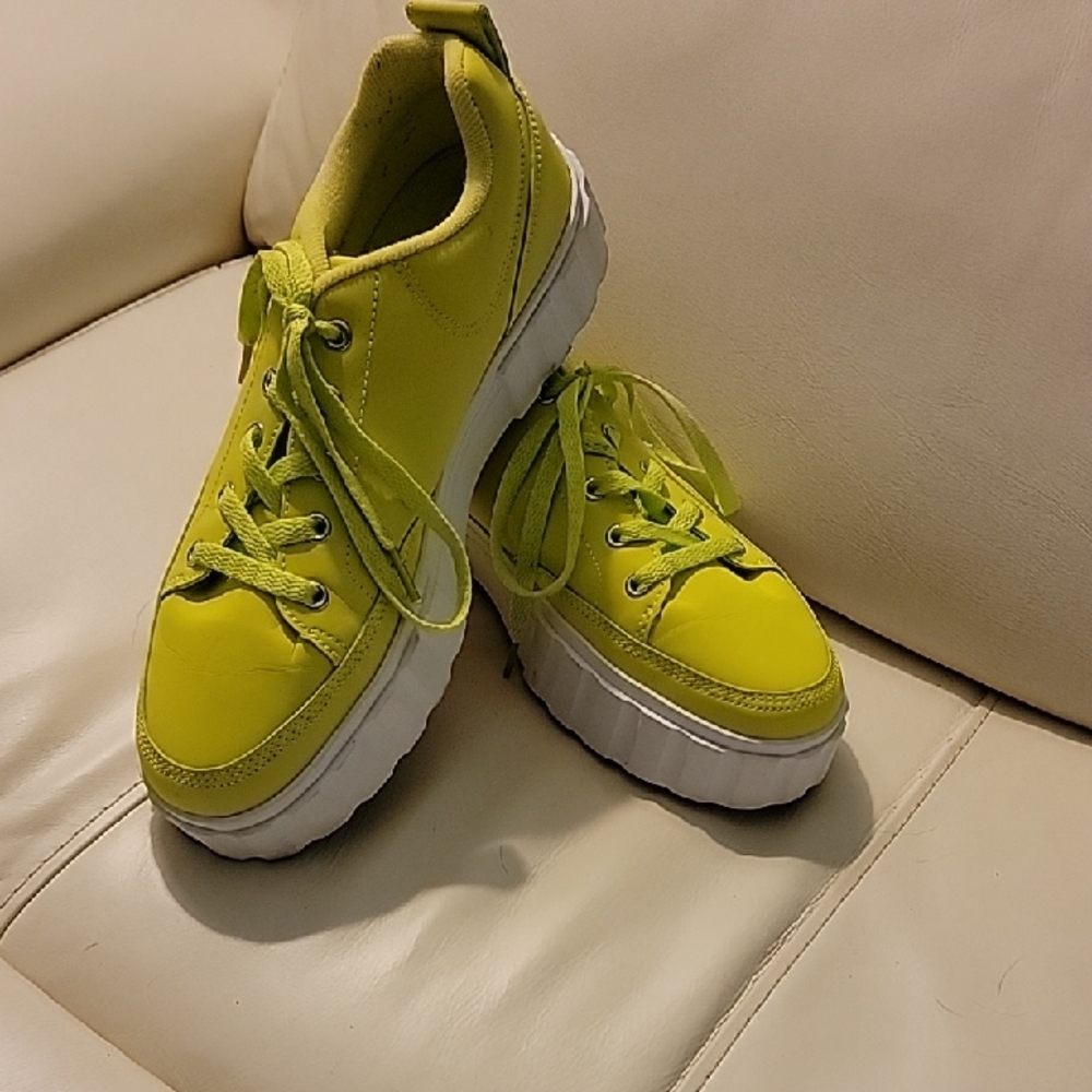 FILA Bright "GRINCHY" Green Sneakers for Effortless Style/Comfort W-8.5 or M-7